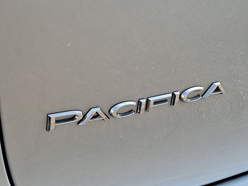Used 2023 Chrysler Pacifica Touring-L FWD image 31
