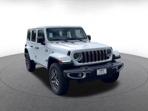 Used 2025 Jeep Wrangler Sahara image 3