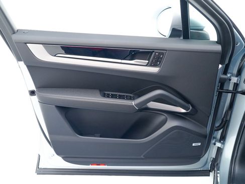 New 2026 Porsche Cayenne image 23