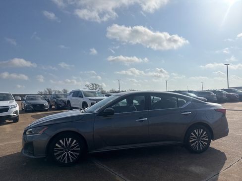 Certified 2025 Nissan Altima 2.5 SV image 12