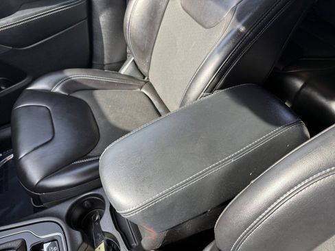 Used 2019 Jeep Cherokee Latitude Plus w/ Comfort/Convenience Group image 14