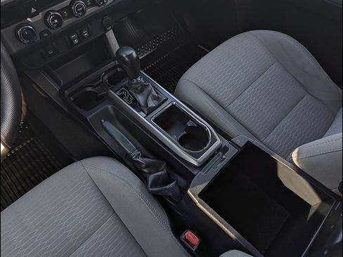 Used 2018 Toyota Tacoma SR5 AWD/4WD image 34