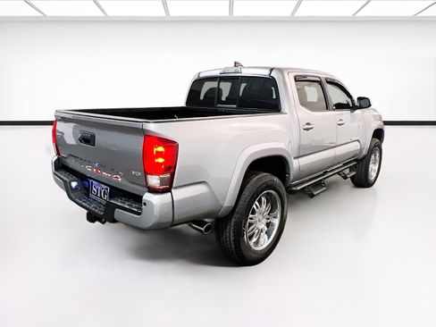 Used 2016 Toyota Tacoma TRD Sport RWD image 4