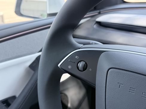 Used 2026 Tesla Model Y 2WD image 64