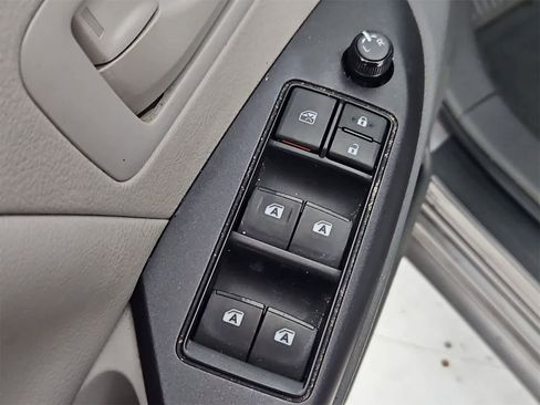 Used 2016 Toyota Sienna L image 17