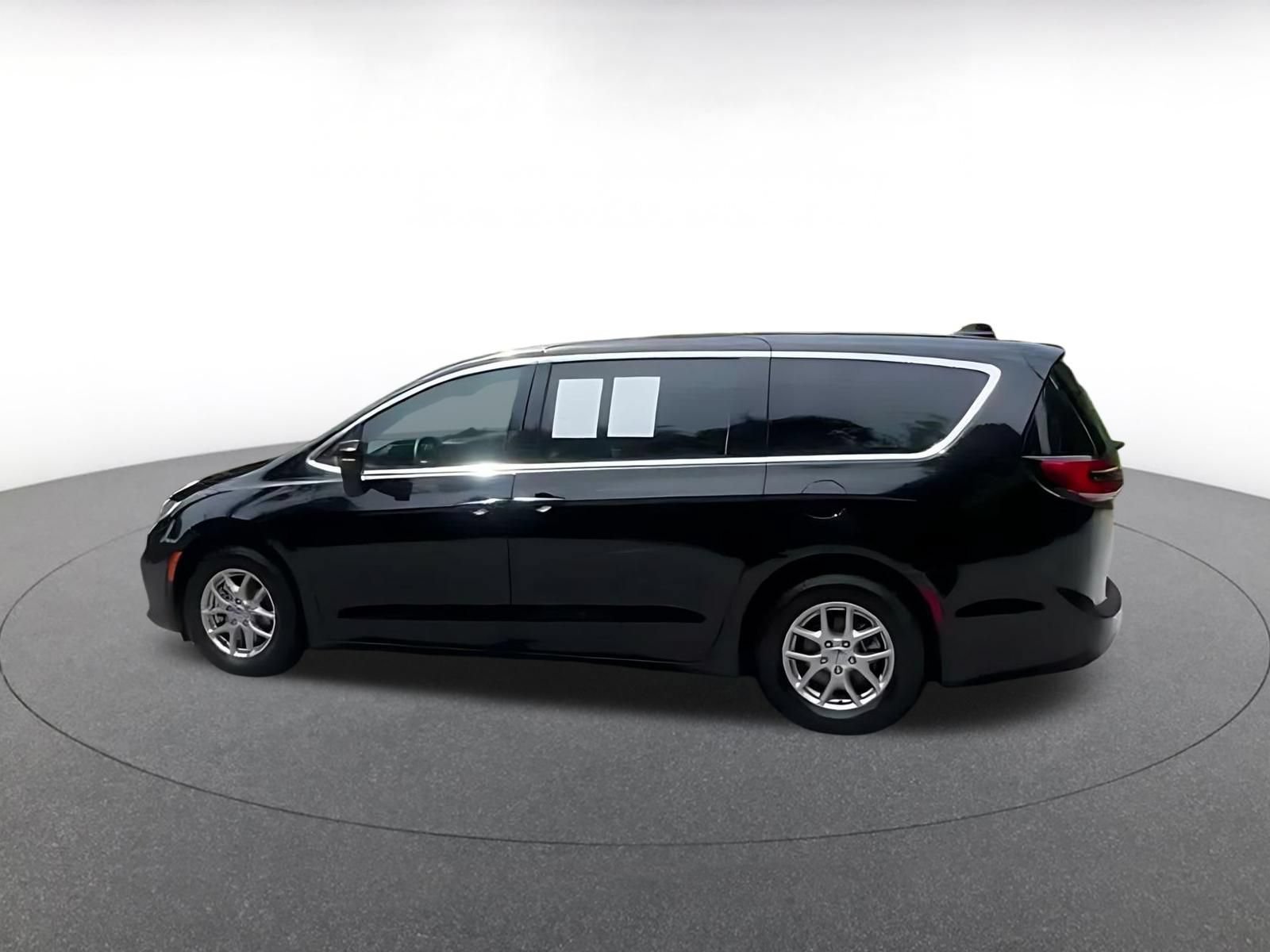 Used 2025 Chrysler Pacifica Select FWD image 9