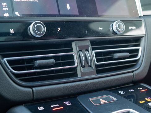 Certified 2023 Porsche Macan AWD/4WD image 31