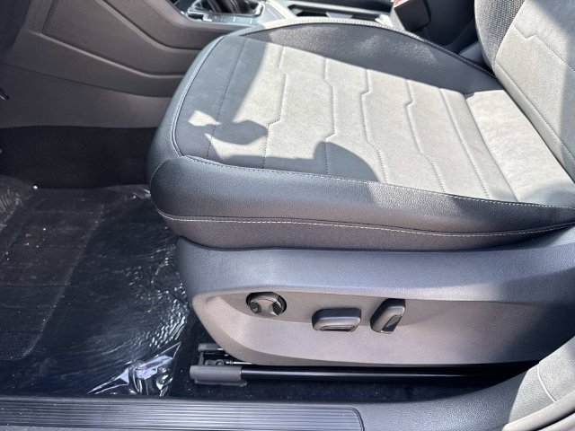 New 2026 Volkswagen Taos SE FWD image 15