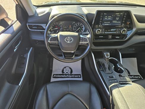 Used 2021 Toyota Highlander XLE image 3