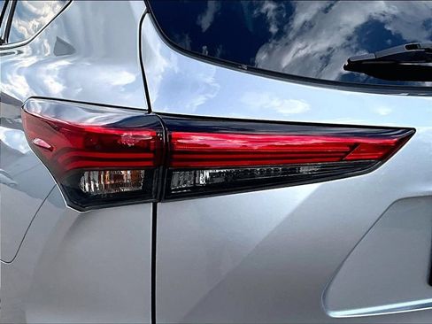 Used 2022 Toyota Highlander XLE AWD/4WD image 27