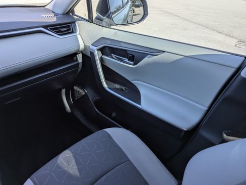 Used 2021 Toyota RAV4 XLE w/ Convenience Package FWD image 17