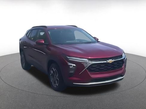 Used 2025 Chevrolet Trax LT FWD image 7