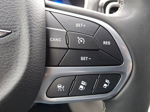 Used 2023 Chrysler Pacifica Touring-L image 25