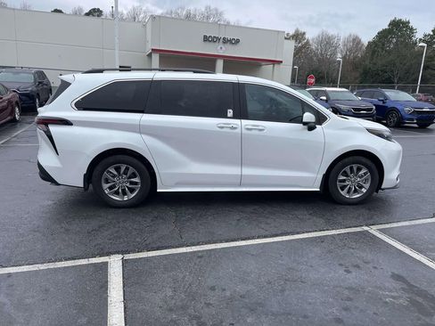 Used 2025 Toyota Sienna XLE image 12