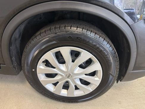 Used 2017 Nissan Rogue S image 5