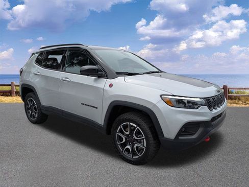 Certified 2025 Jeep Compass Trailhawk w/ Trailhawk Elite Group AWD/4WD image 10