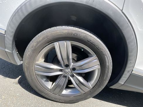 Used 2021 Volkswagen Tiguan SEL AWD/4WD image 25