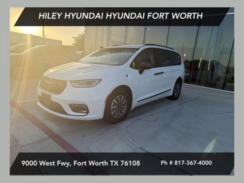 Used 2024 Chrysler Pacifica Limited FWD image 1