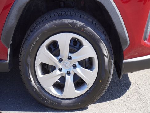 Used 2021 Toyota RAV4 LE FWD image 5