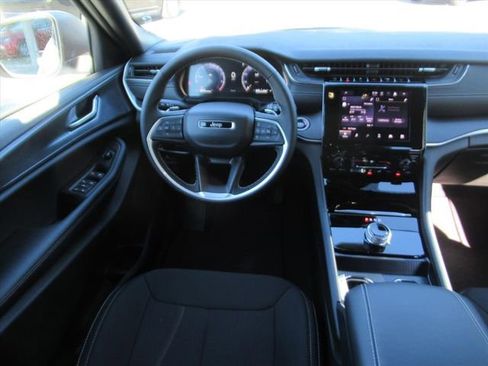 New 2025 Jeep Grand Cherokee Laredo image 12