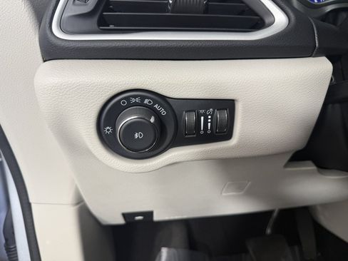 Used 2024 Chrysler Pacifica Touring-L FWD image 22