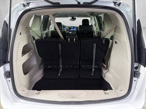 Used 2024 Chrysler Pacifica Touring-L FWD image 17