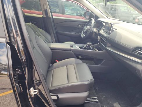Used 2024 Nissan Rogue SV w/ SV Premium Package FWD image 11