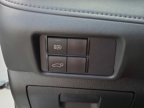Used 2021 Toyota Highlander LE AWD/4WD image 25