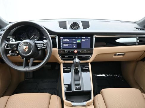 Certified 2025 Porsche Macan AWD/4WD image 6