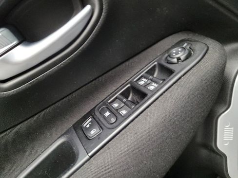 Used 2020 Jeep Renegade Latitude AWD/4WD image 27