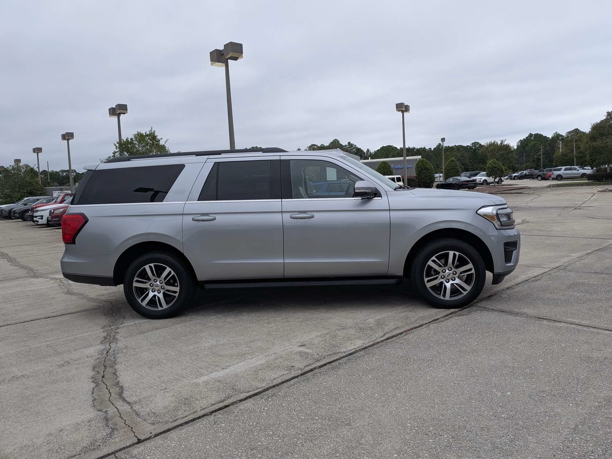 Used 2024 Ford Expedition Max XLT RWD image 2