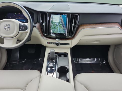 Used 2022 Volvo XC60 B5 Momentum w/ Protection Package Premier image 14