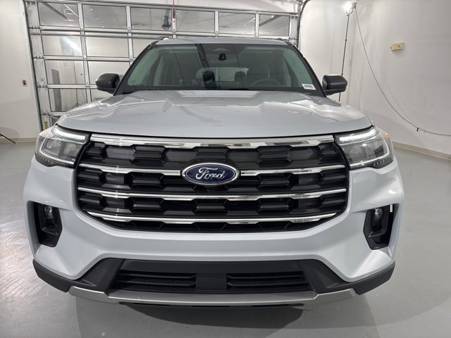 Used 2026 Ford Explorer Active w/ Active Comfort Package AWD/4WD image 2
