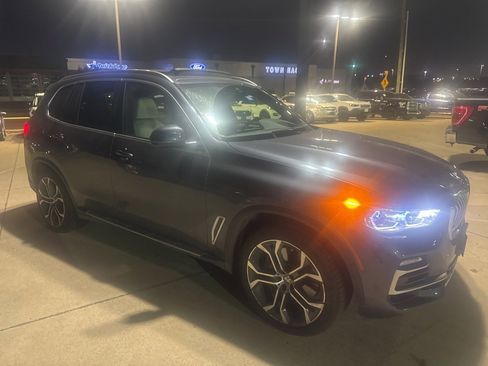 Used 2019 BMW X5 xDrive50i w/ Executive Package image 3