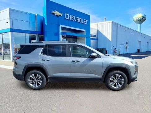 Used 2025 Chevrolet Equinox LT w/ Convenience Package II AWD/4WD image 2
