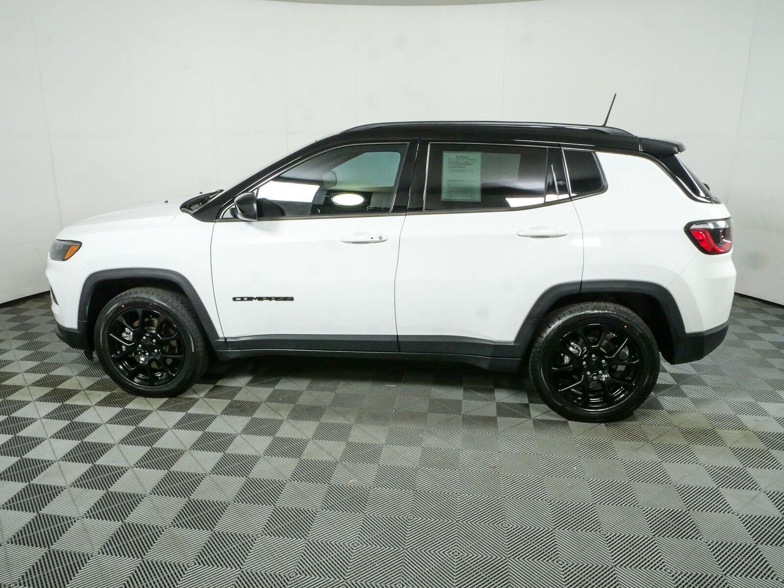Used 2023 Jeep Compass Latitude w/ Sun and Sound Group AWD/4WD image 32