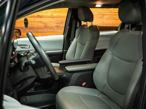 Used 2025 Toyota Sienna XLE w/ XLE Plus Package image 10