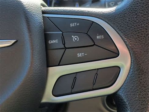 Used 2020 Chrysler Pacifica Touring image 26