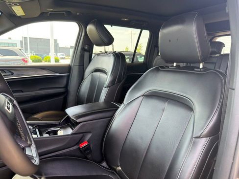 Used 2024 Jeep Grand Cherokee Limited w/ Luxury Tech Group II AWD/4WD image 13