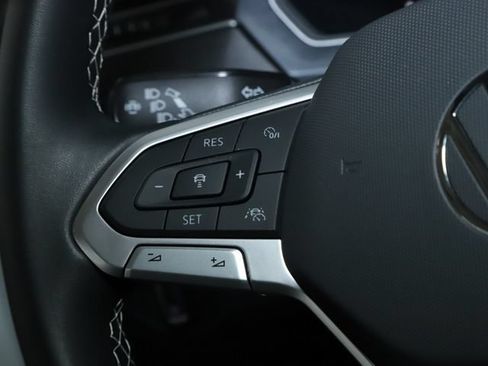 Used 2023 Volkswagen Tiguan SE w/ Panoramic Sunroof Package FWD image 24