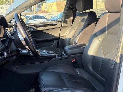Used 2021 Porsche Macan AWD/4WD image 2
