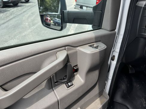 Used 2017 GMC Savana 3500 RWD image 4
