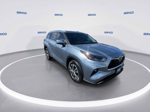 Used 2023 Toyota Highlander XLE image 2