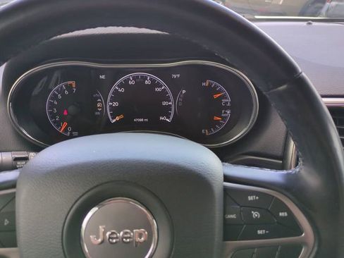 Used 2020 Jeep Grand Cherokee Laredo image 25