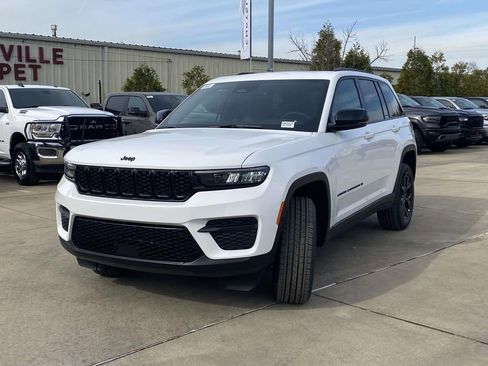 New 2025 Jeep Grand Cherokee Laredo image 3