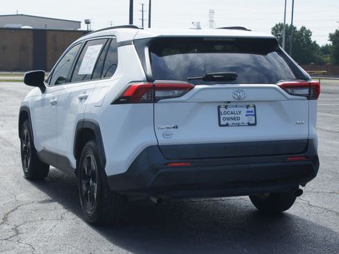 Used 2019 Toyota RAV4 XLE w/ Convenience Package FWD image 16