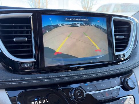 Used 2023 Chrysler Pacifica Touring-L image 27