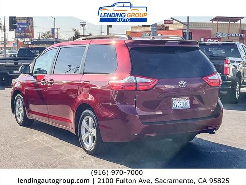 Used 2015 Toyota Sienna LE image 2