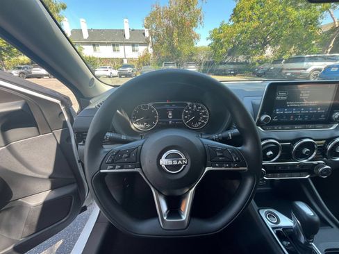 Used 2025 Nissan Sentra SV FWD image 32