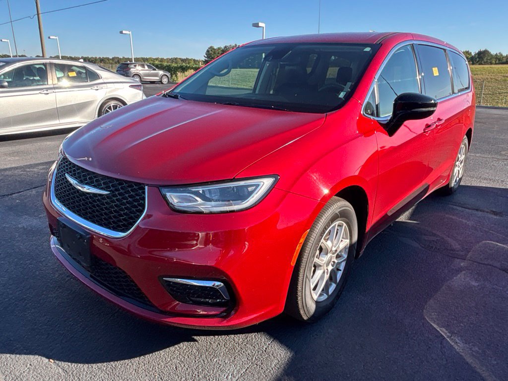 Used 2024 Chrysler Pacifica Touring-L FWD image 1